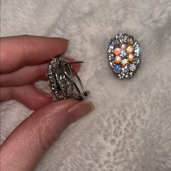 Elegant iridescent Crystal Earrings - Picture 4 of 7